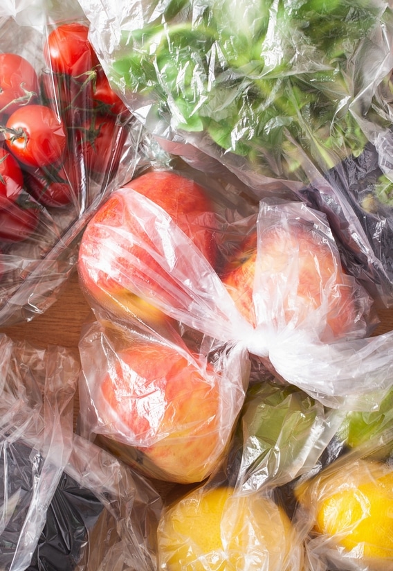 Groenten en fruit in plastic zakken